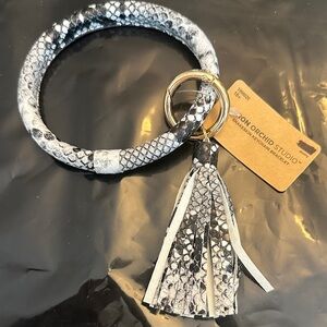 🎁 Snake Print Keychain Bracelet with Tassel